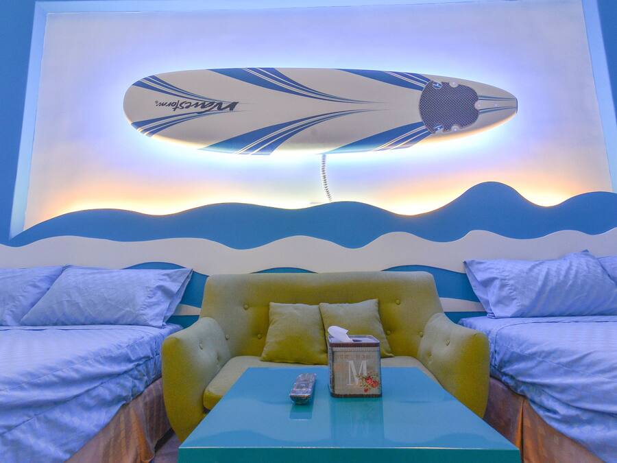 Vierpersoonskamer | Donsdekens, individueel gemeubileerd, een bureau