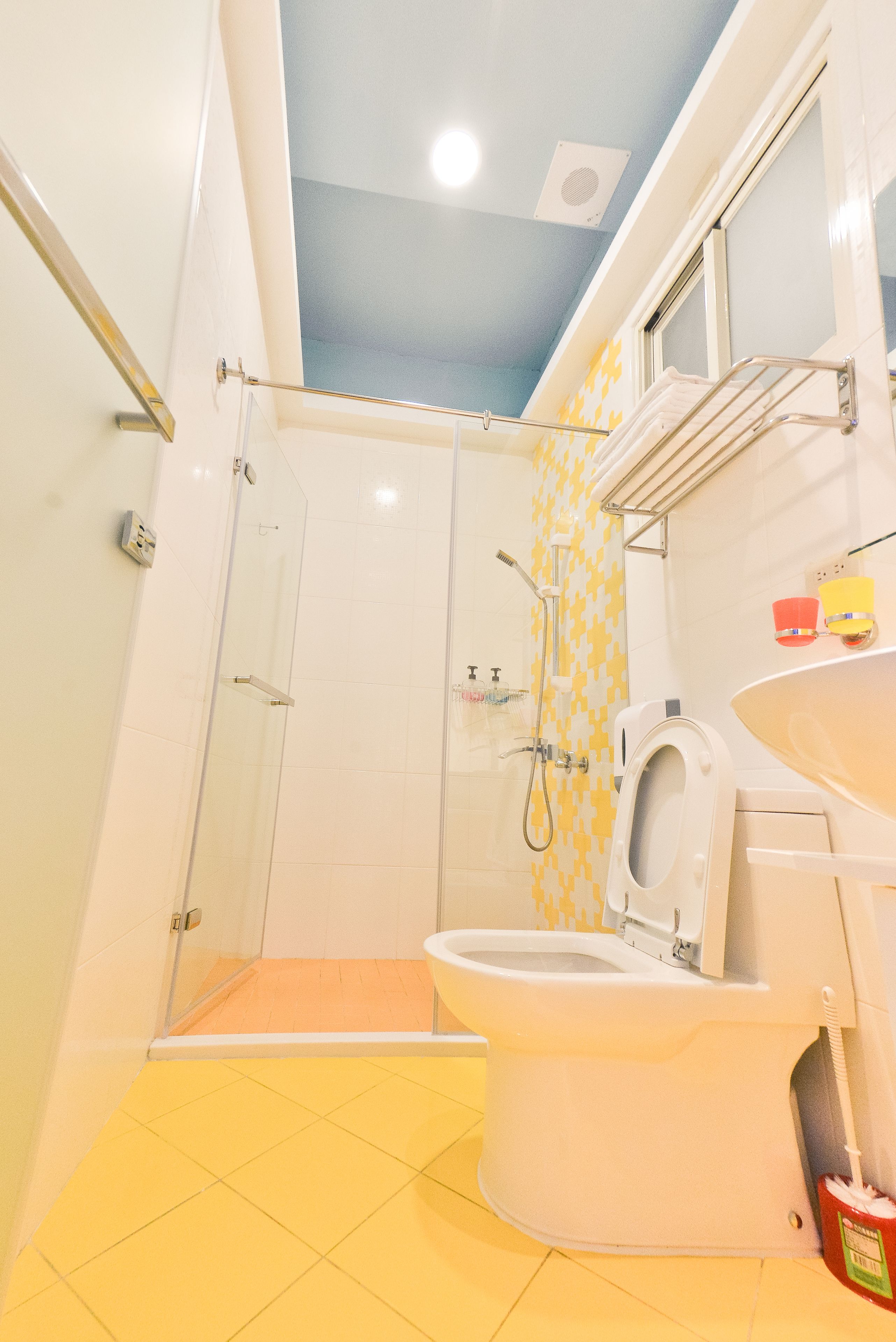 Un baño con ducha, inodoro y lavamanos.