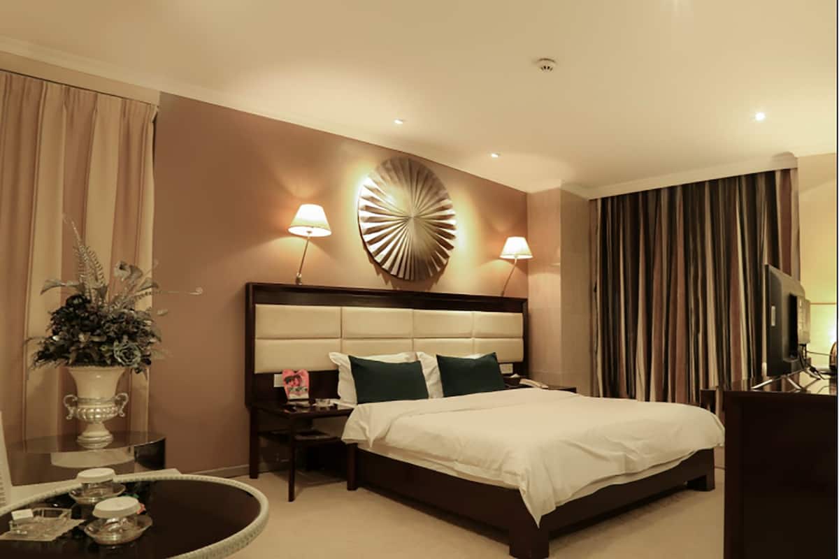 Deluxe Queen Room | Desk, iron/ironing board (on request)