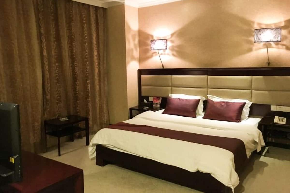 Executive Business Suite | Desk, iron/ironing board (on request)