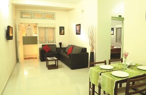 Appartement Familial, 2 chambres | Coin séjour | Télévision LCD de 30 pouces avec chaînes par câble, télévision