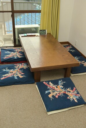 Living room - Guest House Kyoto Inn - Hostel (Kyoto)