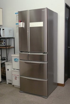 Großer Kühlschrank, Mikrowelle, Ofen, Espressomaschine