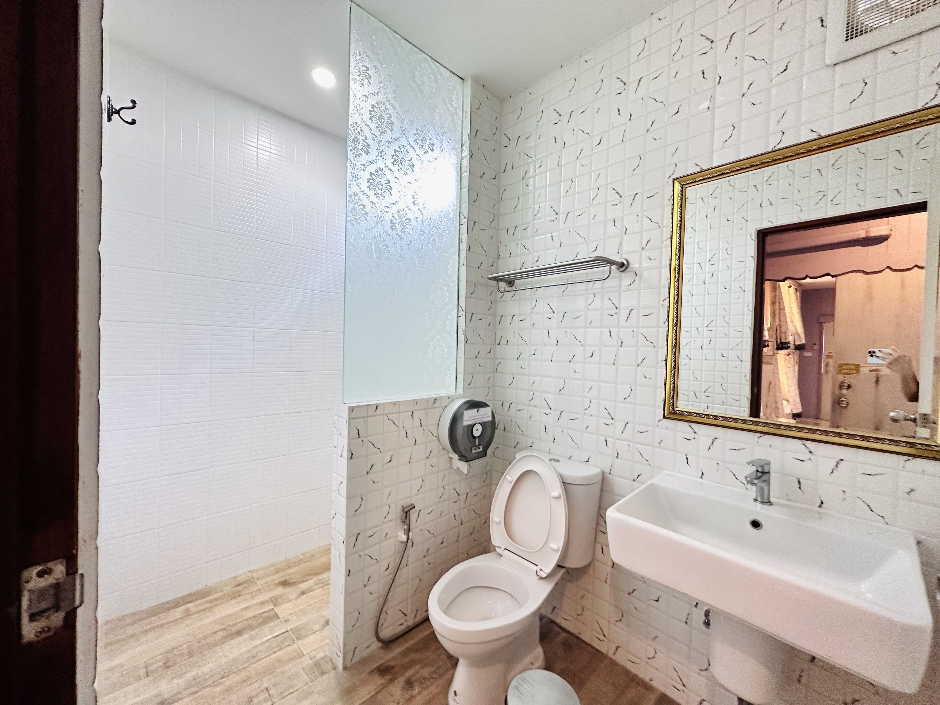 Un baño con inodoro, lavamanos y ducha.