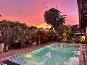 Una piscina al aire libre (de 07:00 a 23:00), tumbonas