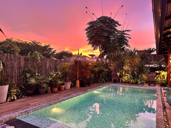 Piscina externa, funciona das 7h às 23h, espreguiçadeiras