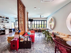 Lobby sitting area - The Luna Hostel (Sa Khu)