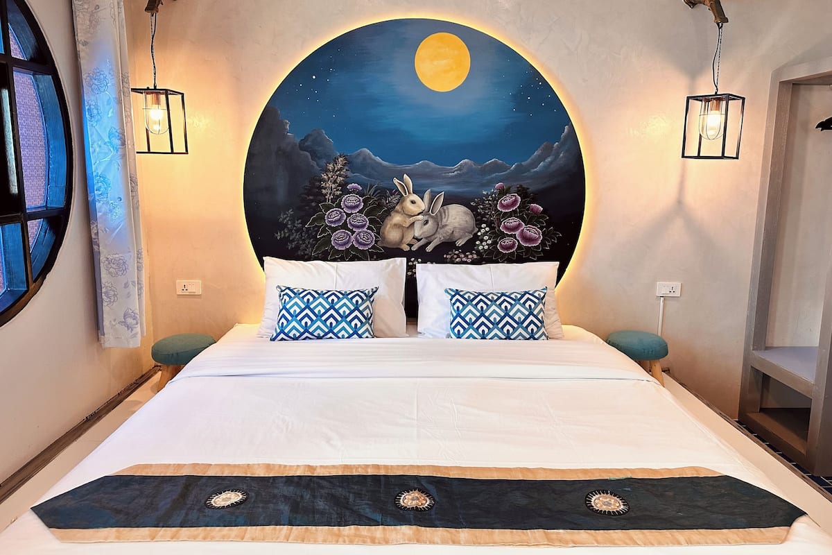 Tabla de planchar con plancha, wifi gratis y ropa de cama