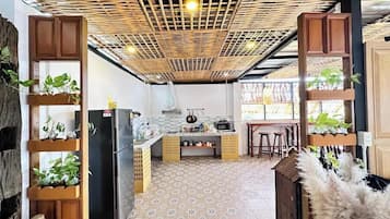 Nevera en la zona común, microondas y cafetera o tetera