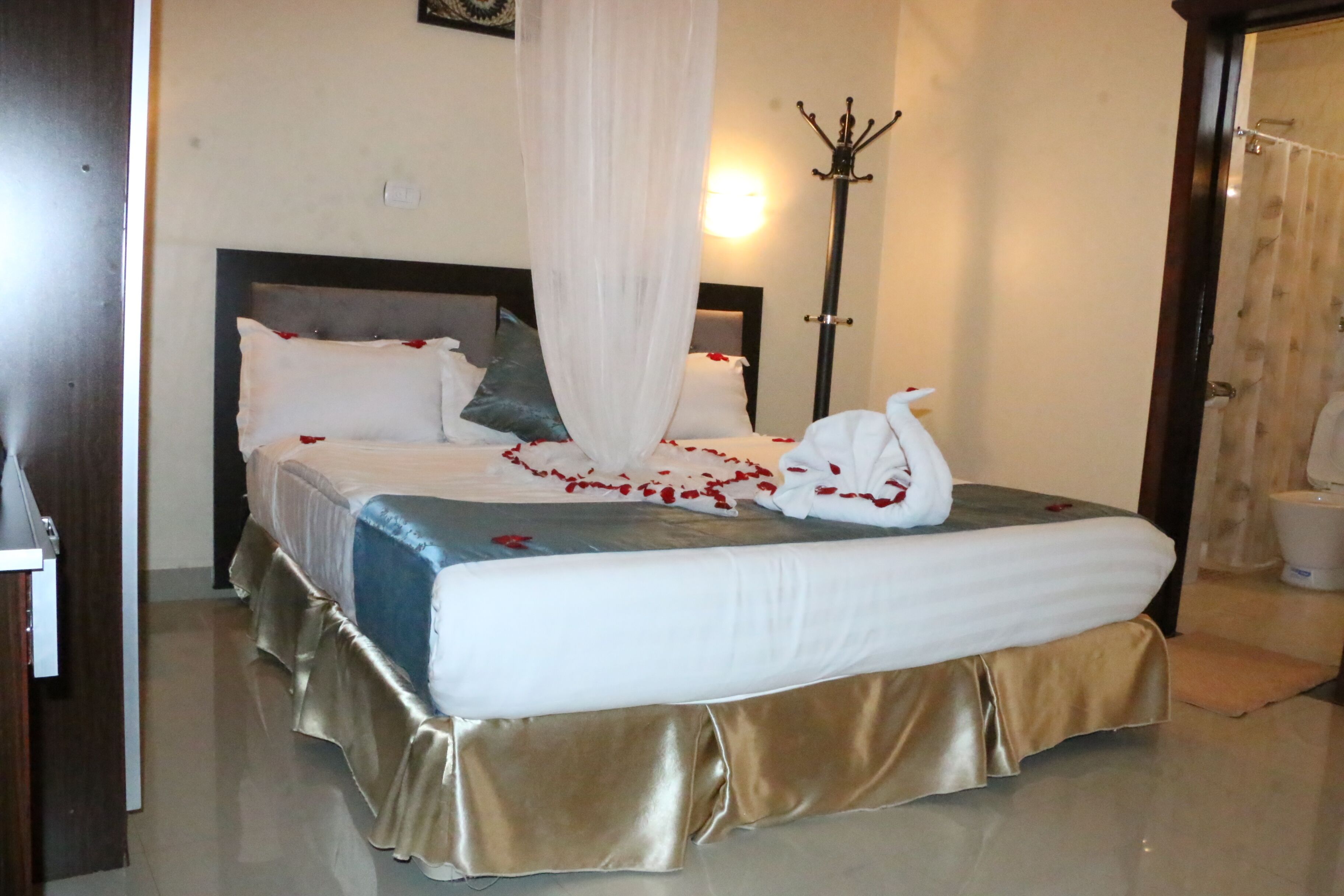 double room, lake view | street view