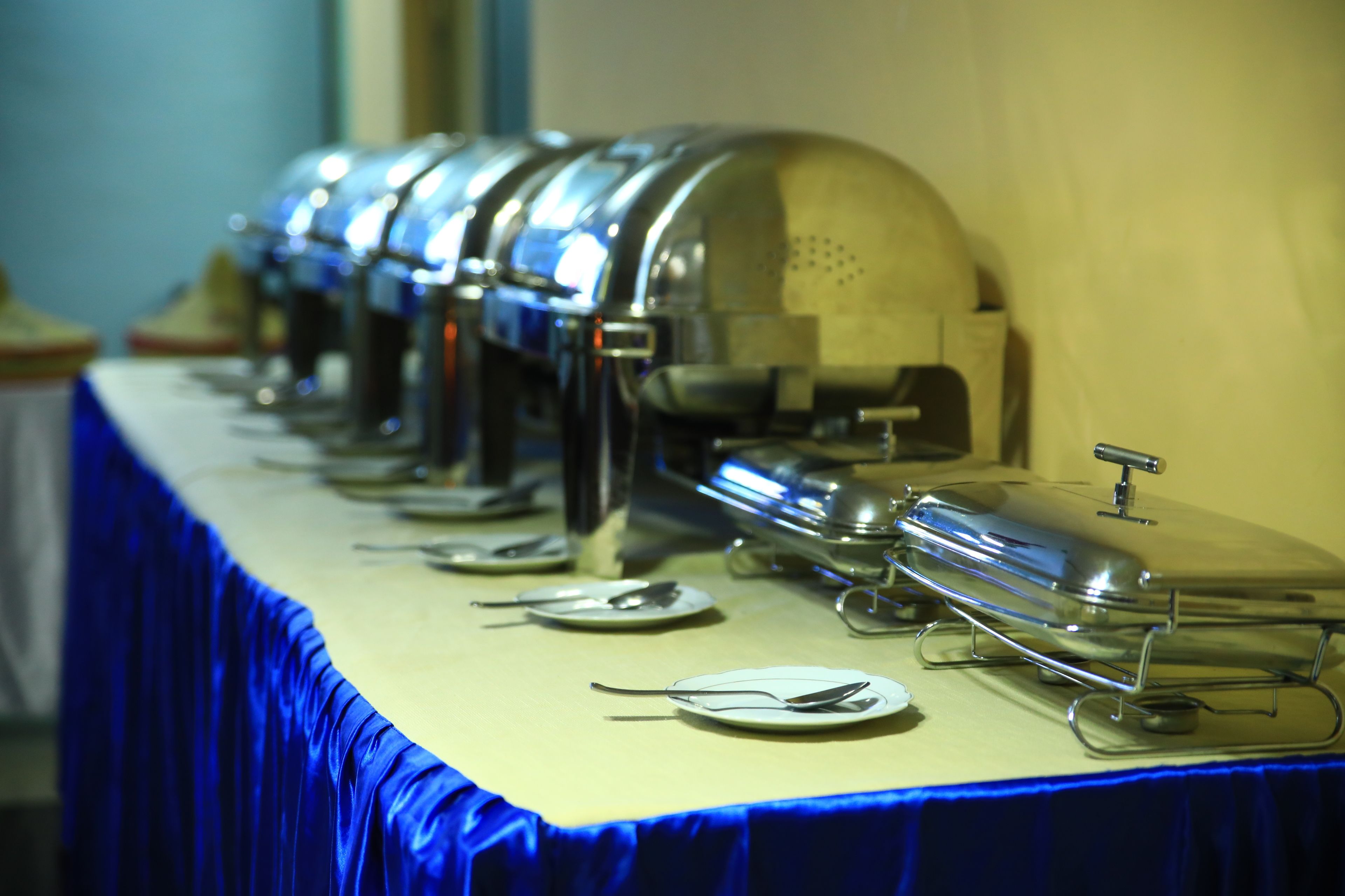 breakfast, lunch, dinner served; international cuisine