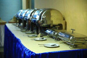 Melayani sarapan, makan siang, dan makan malam