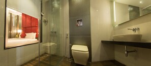 Suite Luxe, 1 lit double, non-fumeurs, vue ville | Salle de bain | Douche, douche à « effet pluie », articles de toilette gratuits
