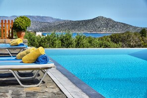 Outdoor pool, pool umbrellas, sun loungers - Glan Y Mor (Agios Nikolaos)