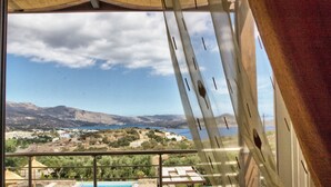 A pool area with a view of the sea and mountains. - Glan Y Mor (Agios Nikolaos)