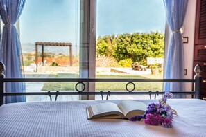 Deluxe Villa, 5 Bedrooms, Private Pool | 4 bedrooms, in-room safe, individually decorated, individually furnished - Glan Y Mor (Agios Nikolaos)