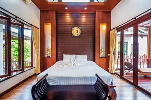 Suíte grand, cozinha americana, vista para a piscina | Frigobar, cofres nos quartos, escrivaninha, Wi-Fi de cortesia