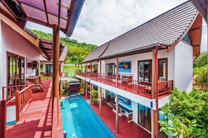 Suíte grand, cozinha americana, vista para a piscina | Terraço/pátio