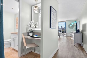 #1106 - The Bahama Studio with Full Kitchen | 高級寢具、記憶棉床墊、獨特設計、獨特裝修