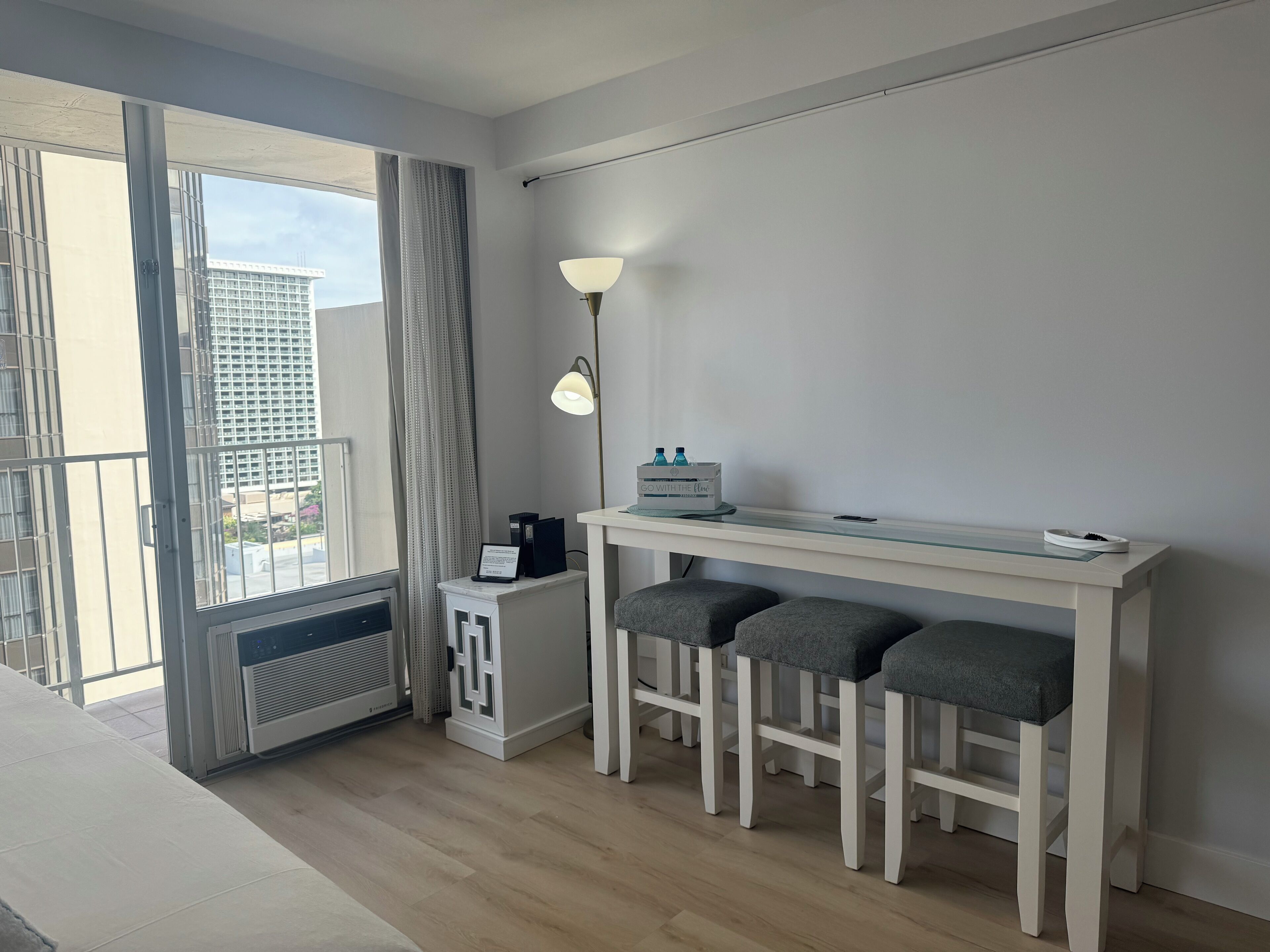 studio suite, kitchen, partial ocean view | in-room dining