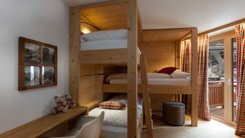 4 bilik tidur, peralatan tempat tidur premium, peti besi dalam bilik