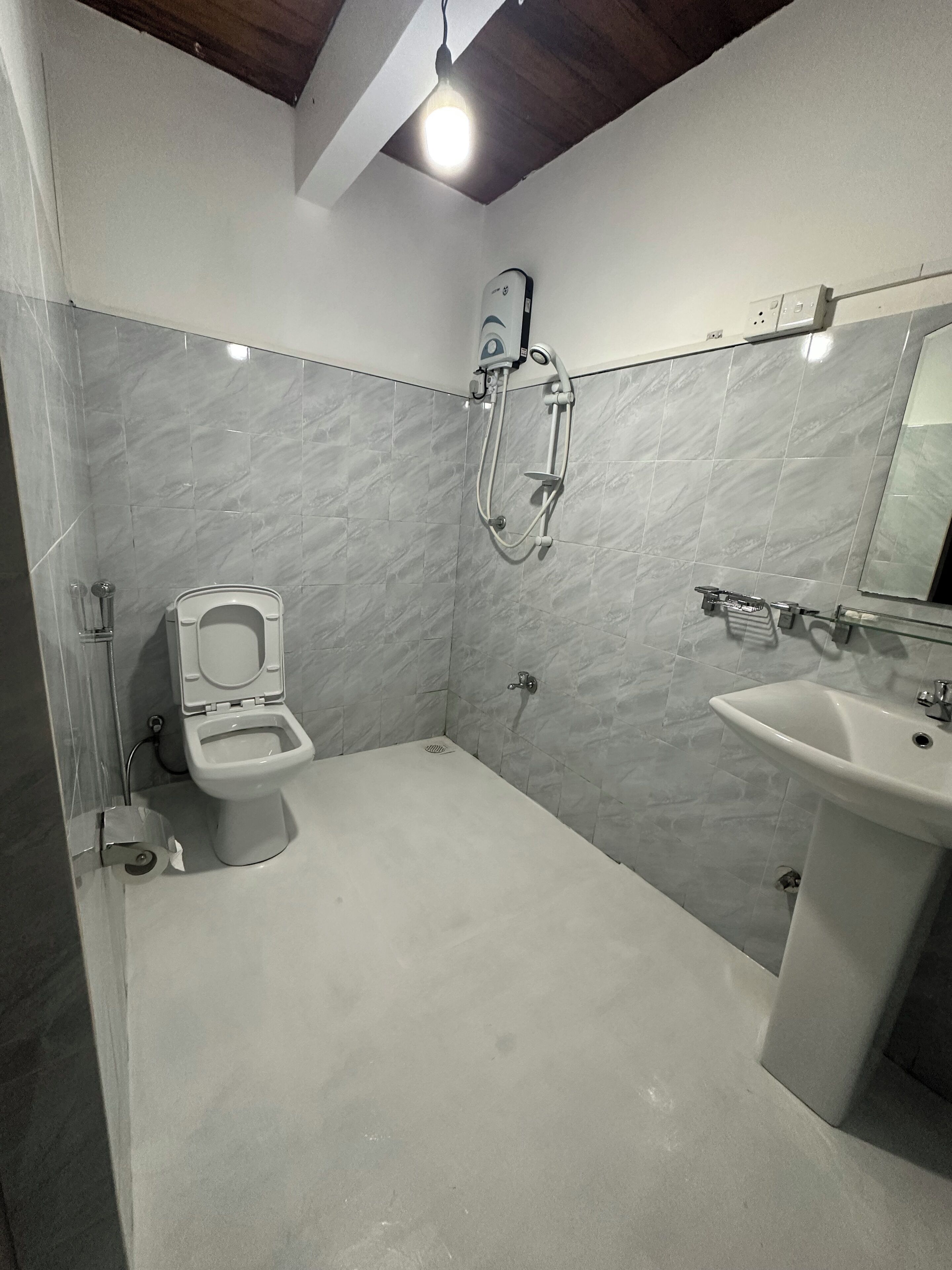 Ein Badezimmer mit Toilette, Dusche und Waschbecken.