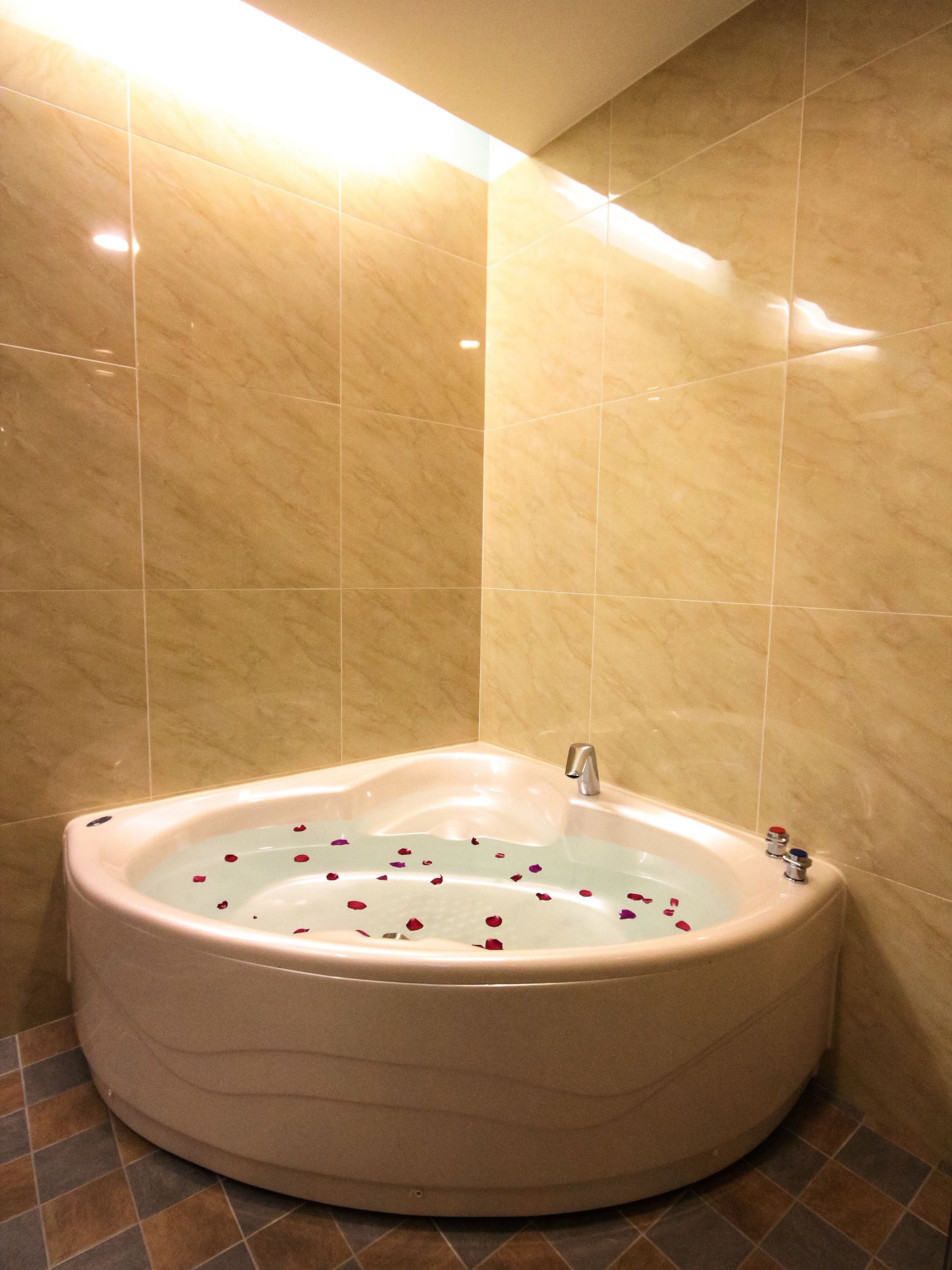 deep-soaking bathtub