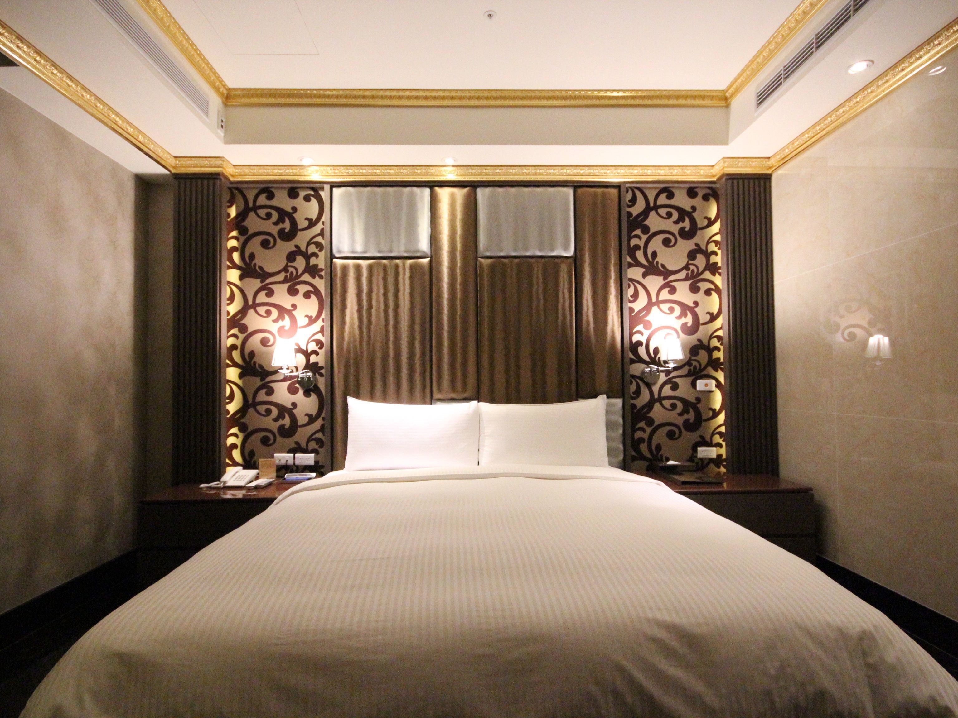 Seprai premium, minibar, brankas, dan meja kerja
