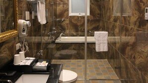 クラシック ダブルルーム | 高級寝具、ミニバー、セーフティボックス (室内)、デスク
