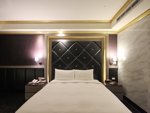 Quarto casal clássico | Roupas de cama premium, frigobar, cofres nos quartos, escrivaninha