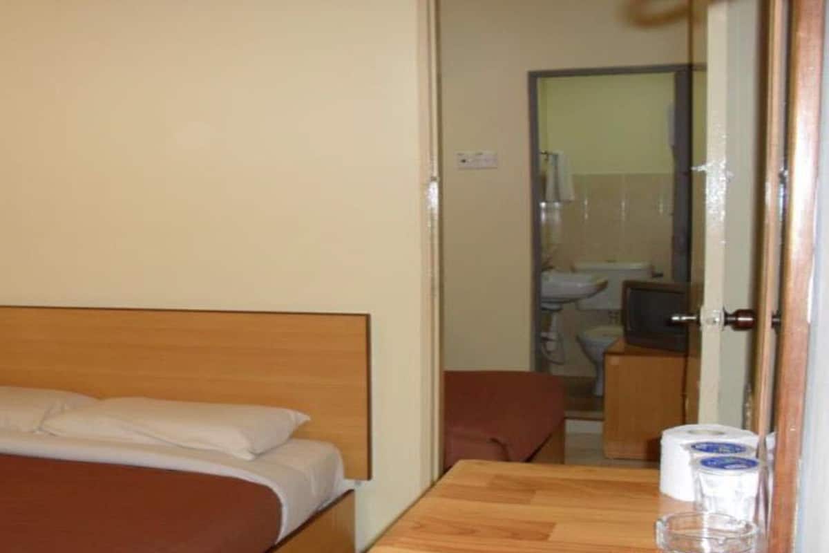 Family Room, No Windows | Meja, seterika/papan seterika