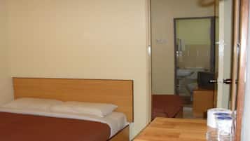 Familierom, ingen vinduer | Skrivebord og strykejern/-brett