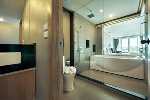 Luxury Studio | Minibar, in-room safe, desk, blackout curtains - Ratana Patong Beach Hotel by Shanaya (Patong)