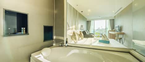 Deep-soaking bathtub