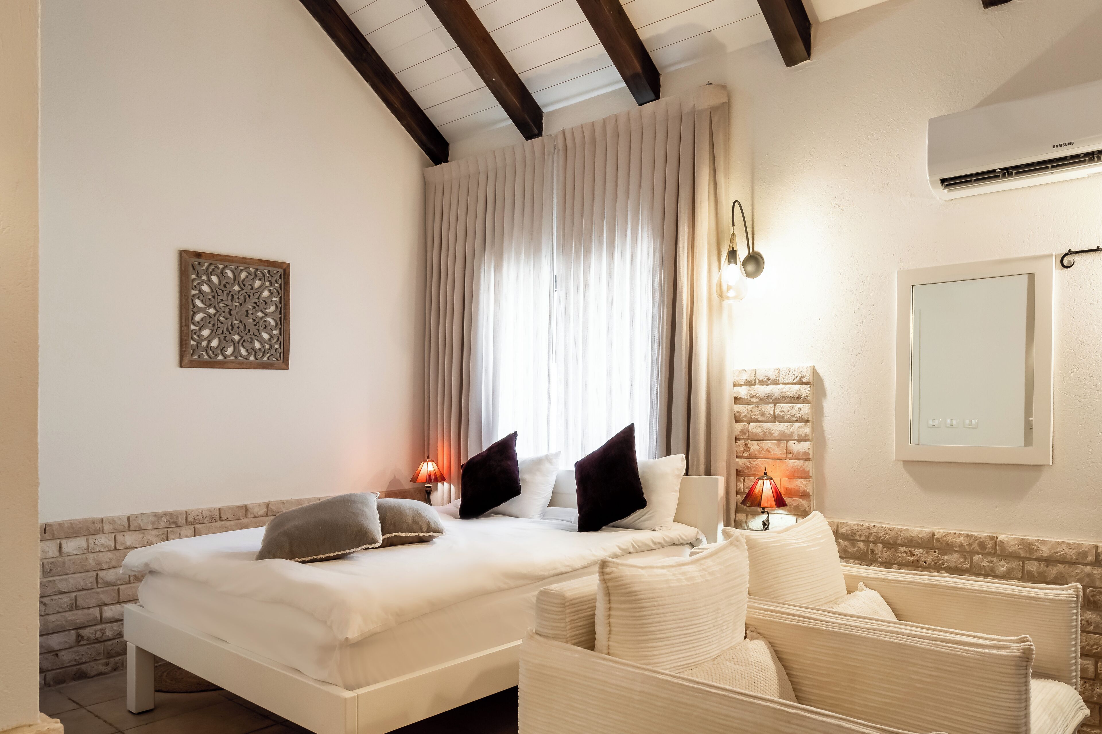 Comfort Cottage | Minibar, in-room safe, desk, laptop workspace