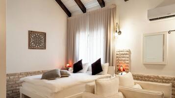 Comfort Cottage | Minibar, in-room safe, desk, laptop workspace