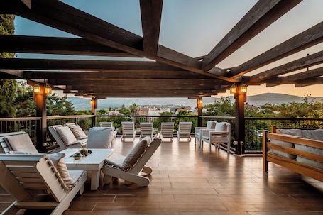 Luxury Suite, Jetted Tub | Terrace/patio