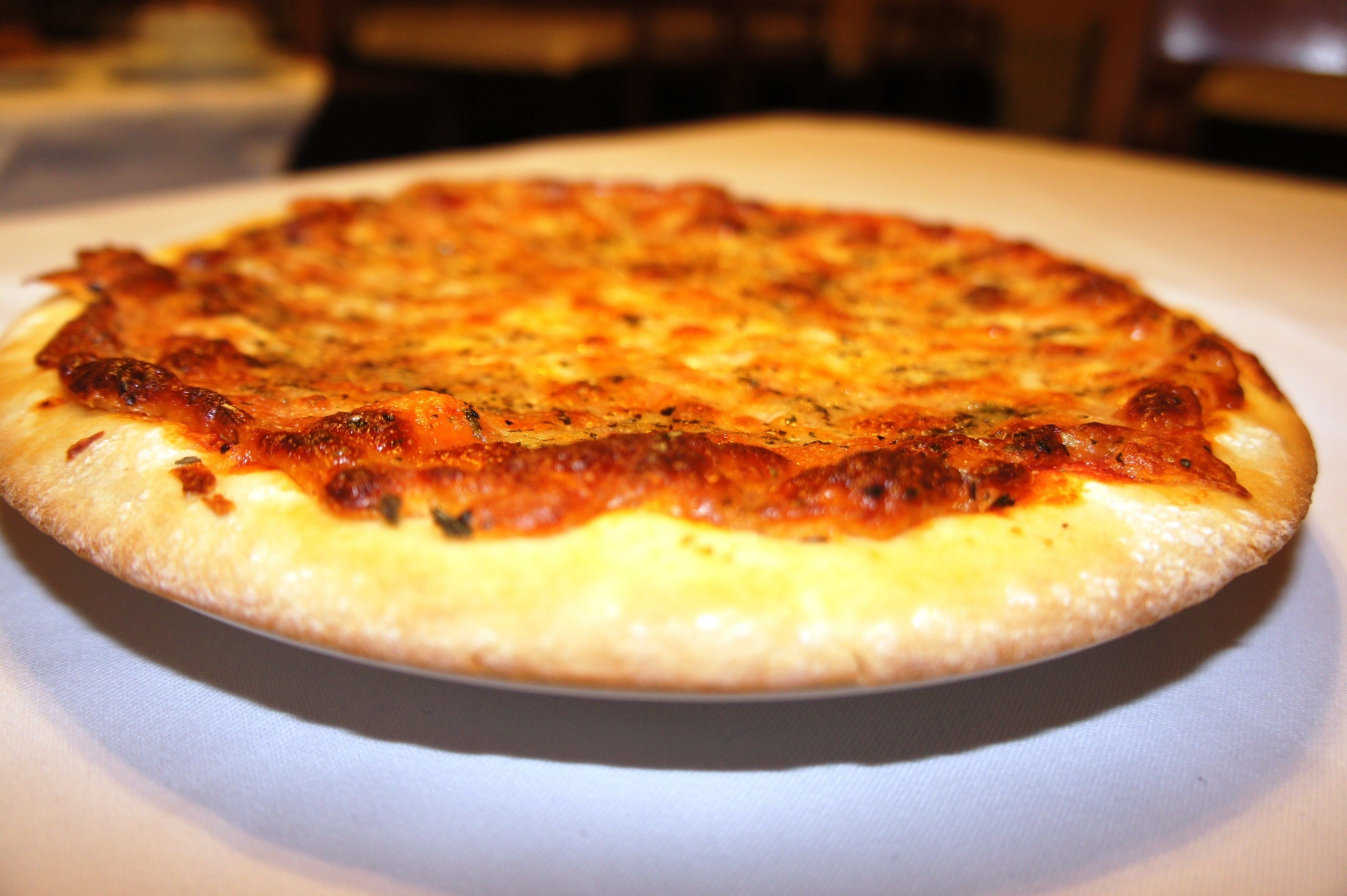Una pizza sobre un plato blanco.