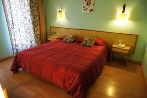 Dobbeltrom | Skrivebord, blendingsgardiner og barnesenger (inkludert)