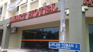Hotel ved navn 'SMART HOTEL' med skilt der angiver 'JALAN TOMAN 2 SEREMBAN'.