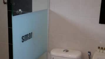 Regadera, amenidades de baño gratuitas, secadora de cabello, bidet
