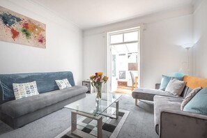 42-inch Smart TV with digital channels, TV -  Smart Apartments - Atlantic Mansions (Southampton)