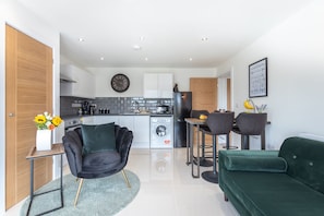 Superior appartement, 2 slaapkamers, uitzicht op stad | Woonruimte | Een 42-inch smart-tv met digitale zenders en een televisie