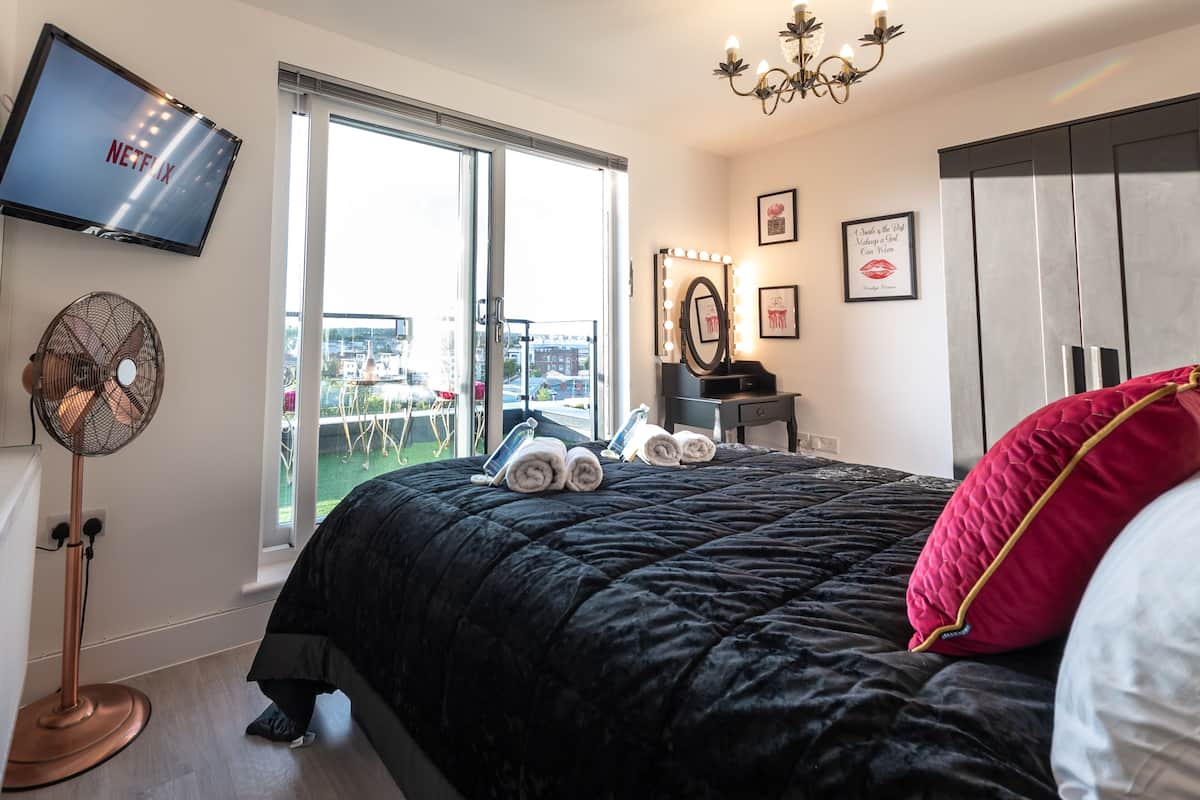Apartamento superior, 1 quarto, sacada, vista para a cidade | Roupas de cama premium, camas Select Comfort