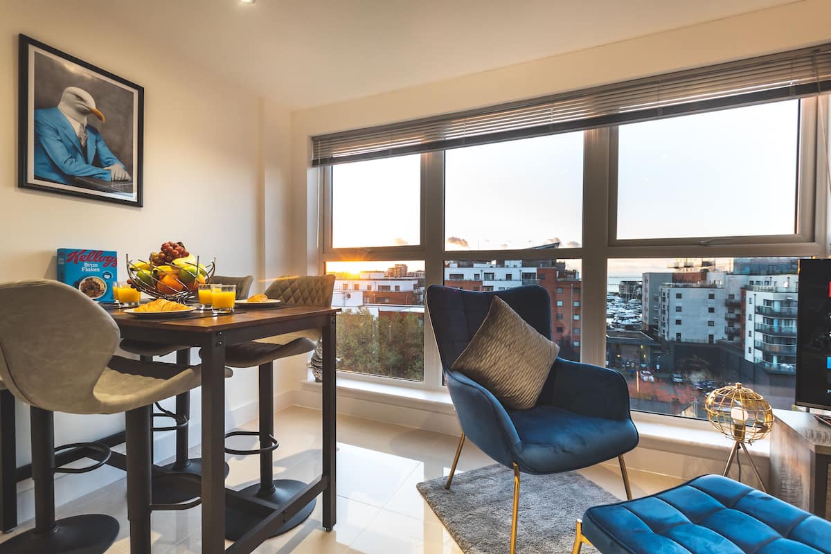 Apartamento superior, vista para o porto, de frente para o mar | Área de estar | Smart TV 42 polegadas com canais digitais, TV