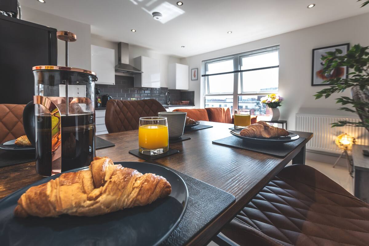 Apartamento superior, vista para o porto, de frente para o mar | Área de estar | Smart TV 42 polegadas com canais digitais, TV