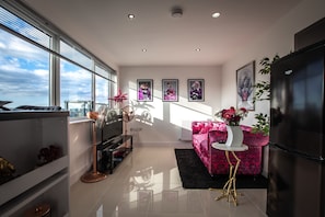 Superior appartement, 1 slaapkamer, balkon, uitzicht op stad | Woonruimte | Een 42-inch smart-tv met digitale zenders en een televisie