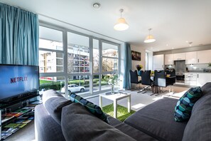 42-inch Smart TV with digital channels, TV -  Smart Apartments - Atlantic Mansions (Southampton)