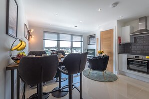 Superior appartement, 2 slaapkamers, uitzicht op de stad | Woonruimte | Een 42-inch smart-tv met digitale zenders en televisie