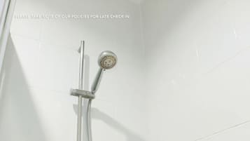 Chambre Simple | Douche de la salle de bain